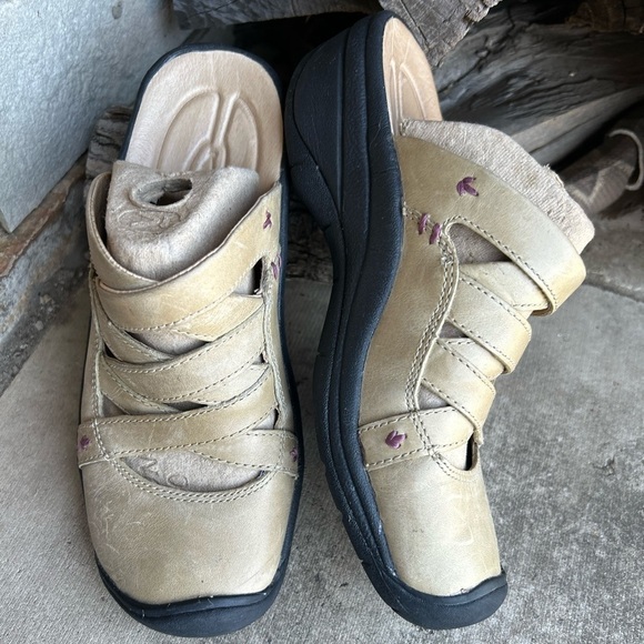 Keen light tan slip on leather Clogs footwear shoes NWOB Sz-6.5. C - Picture 5 of 8